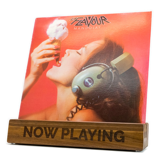 Schallplattenständer aus Massivholz für 1 Album und 1 Doppel-Album inklusive Gravur. phonotastisch