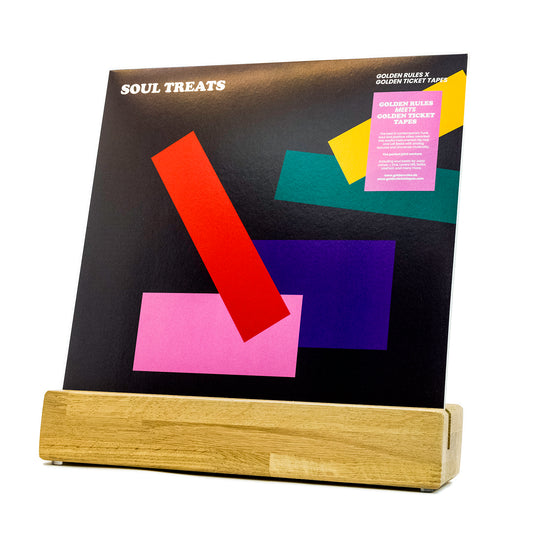 Schallplattenständer für eine Schallplatte aus Massivholz. phonotastisch