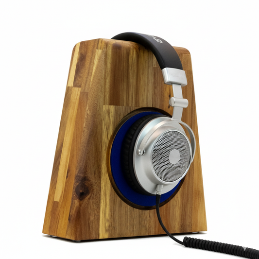 Der Kopfhörerständer PHONEBLOCK mit innenliegendem Ohrpolsterschutz und breiter Bügelauflage. phonotastisch