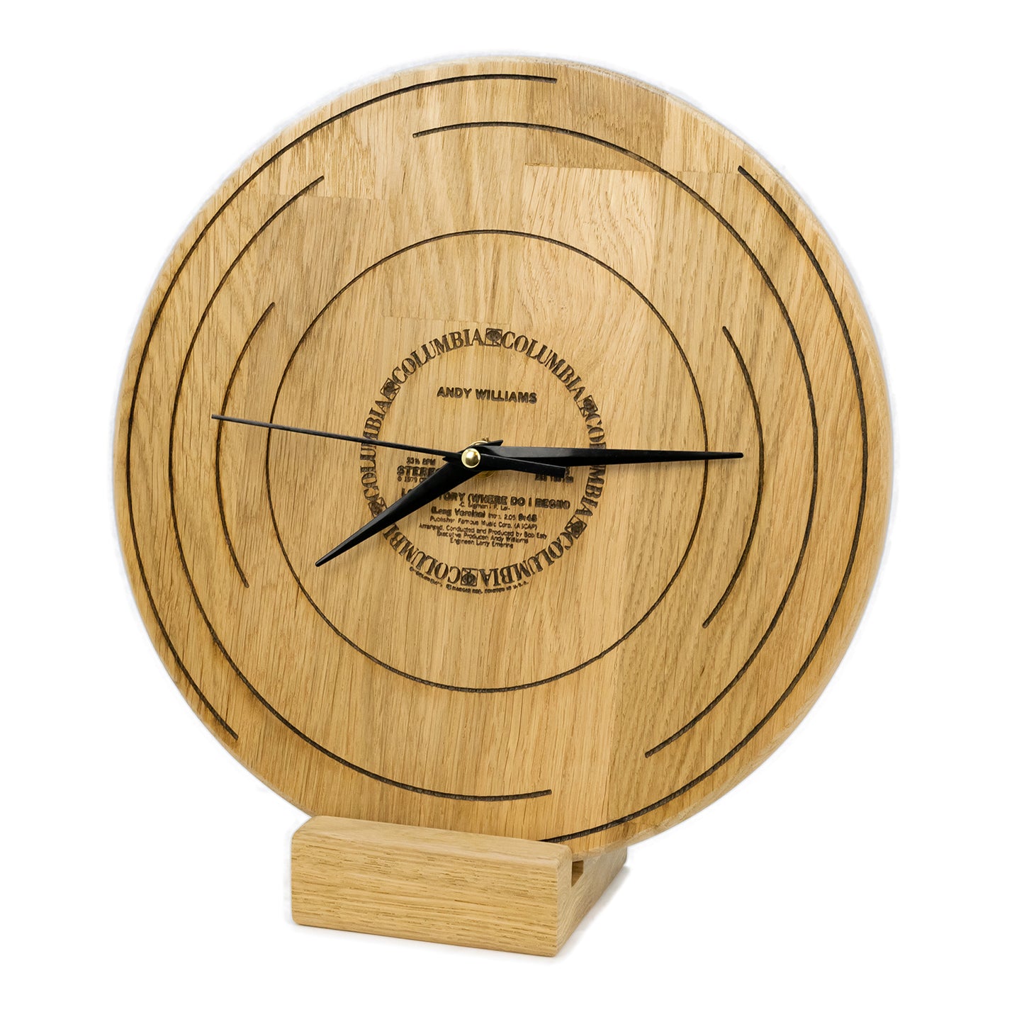 Wanduhr in Schallplattenoptik mit Wunschlabel graviert, hergestellt aus Massivholz. phonotastisch