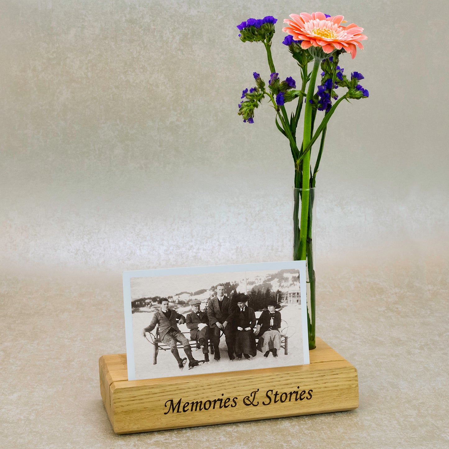 Massivholz Bilderhalter, Bilderrahmen mit Blumenvase und hochwertiger Lasergravur. phonotastisch