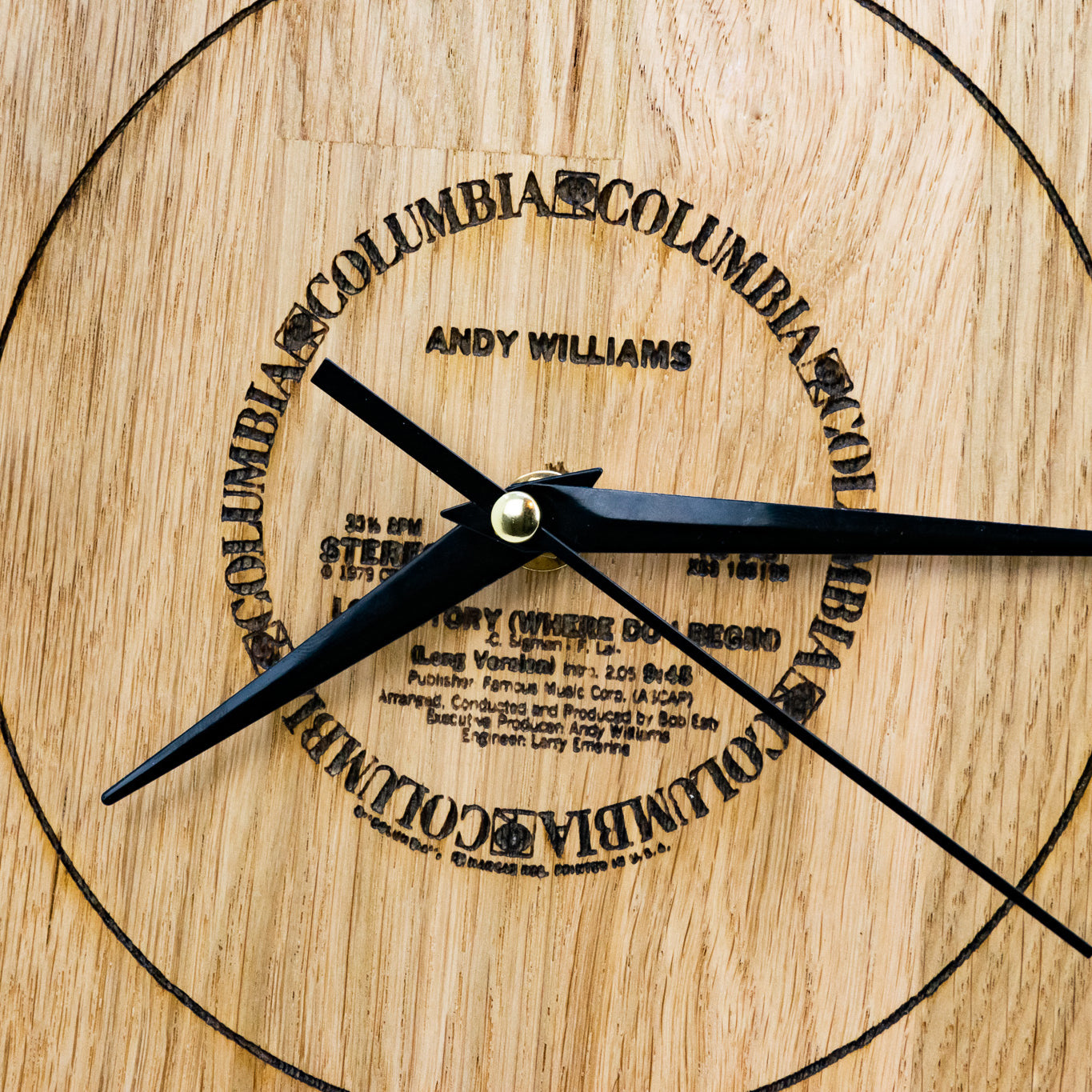 Wanduhr in Schallplattenoptik mit Wunschlabel graviert, hergestellt aus Massivholz. phonotastisch