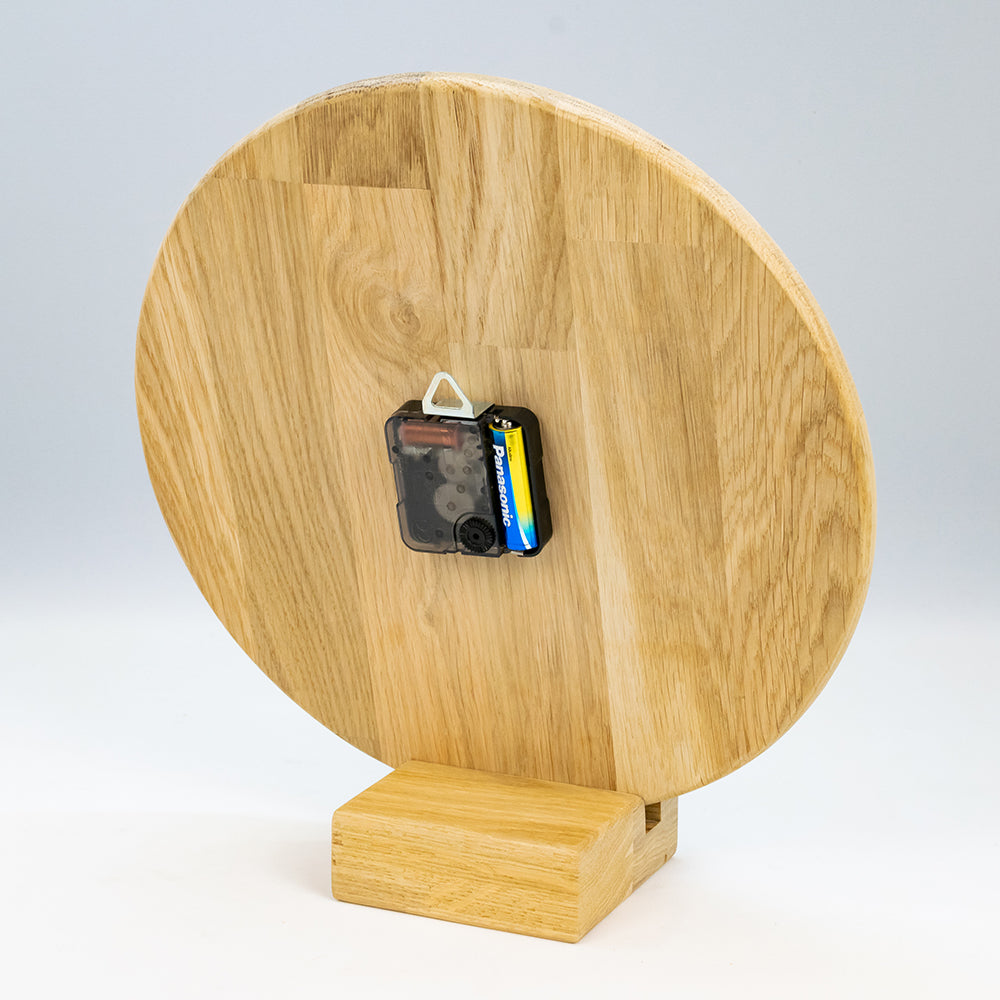 Wanduhr in Schallplattenoptik mit Wunschlabel graviert, hergestellt aus Massivholz. phonotastisch