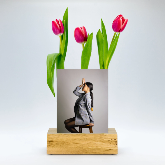 Stylischer Bilderhalter, Bilderrahmen, Blumenvase mit 3 herausnehmbaren Reagenzglasvasen. phonotastisch