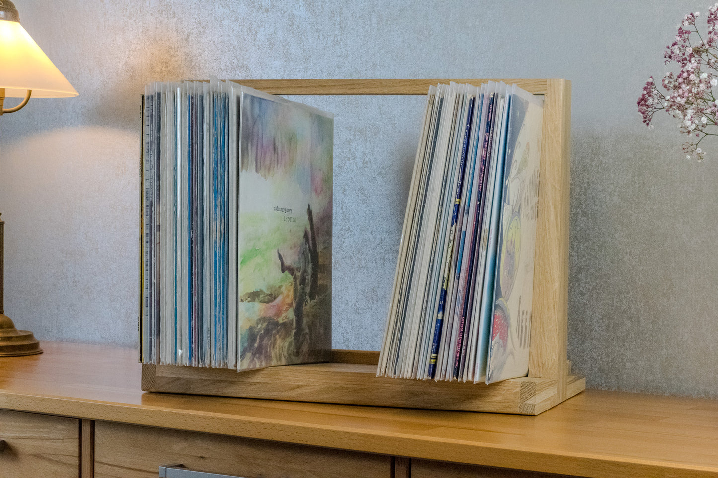 Schallplattenregal FRAME für bis zu 100 Vinyl aus Massivholz Eiche. phonotastisch
