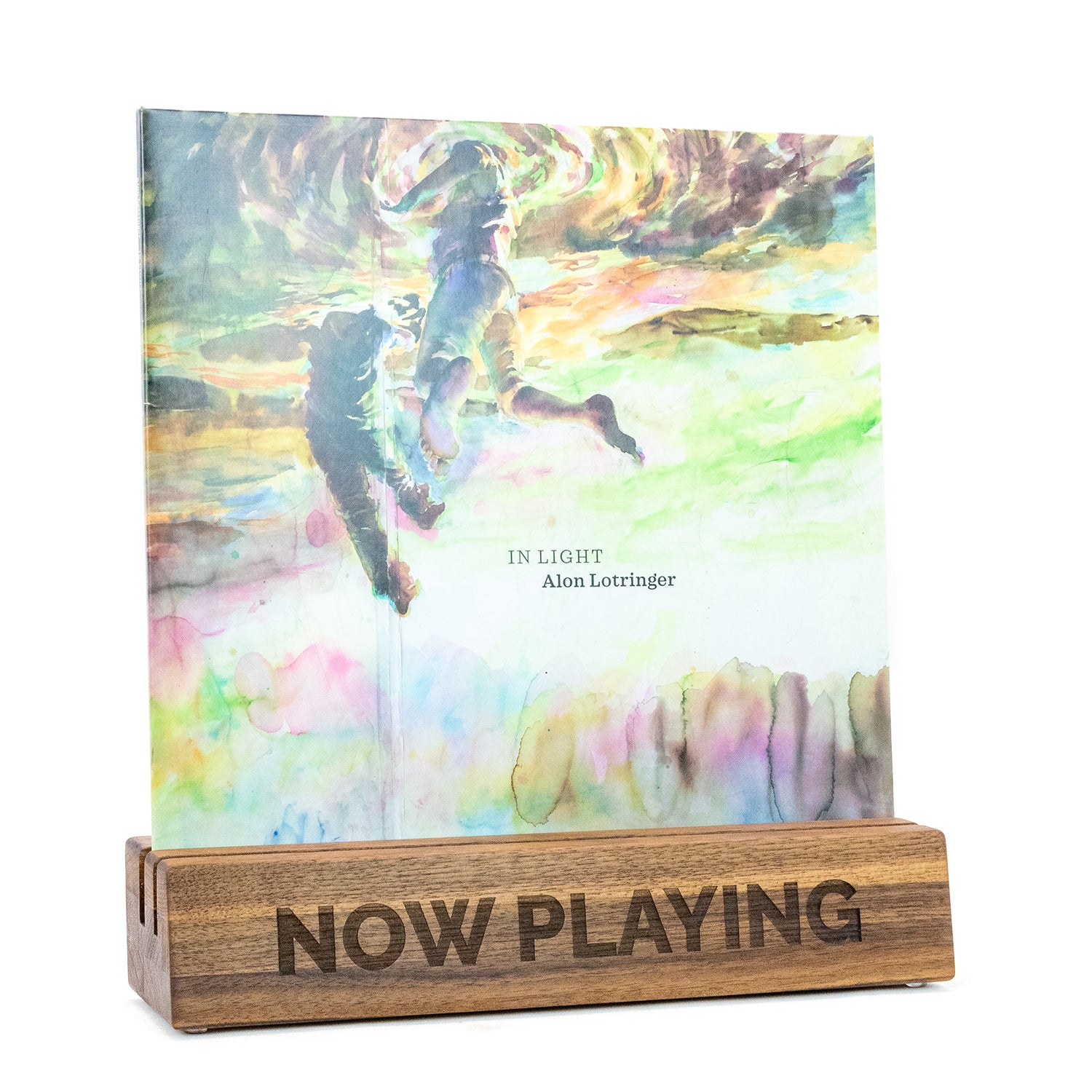 Schallplattenständer DUO aus Walnussholz und mit NOW PLAYING Gravur.