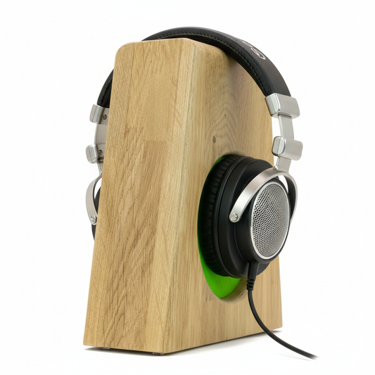 Der Kopfhörerständer PHONEBLOCK mit innenliegendem austauschbarem Ohrpolsterschutz und breiter Bügelauflage. phonotastisch