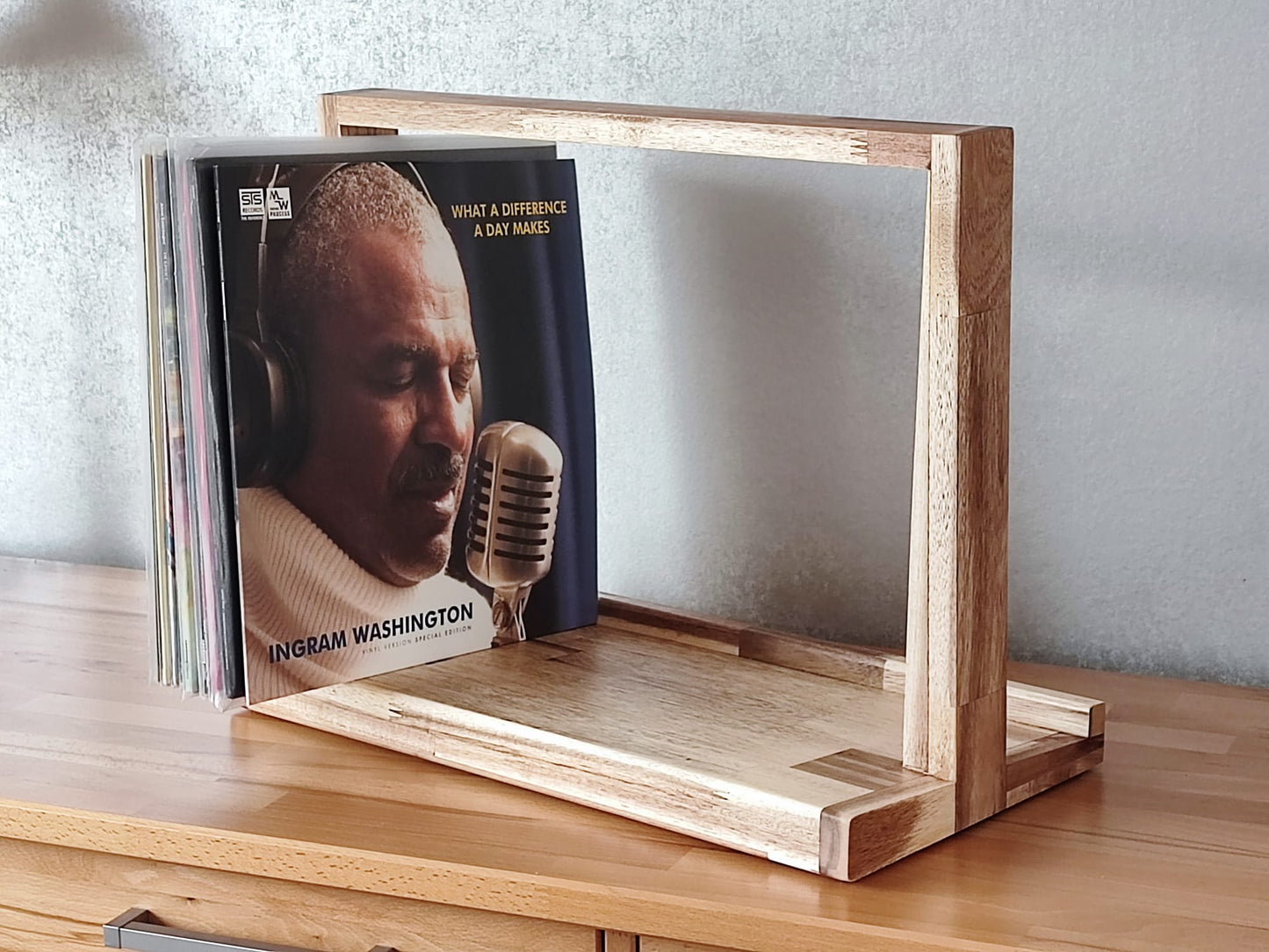  „Handgefertigtes Vinylregal aus Holz für stilvolle Musikliebhaber“ 