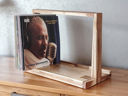  „Schallplattenregal aus Holz für moderne und zeitlose Wohnkonzepte“ 