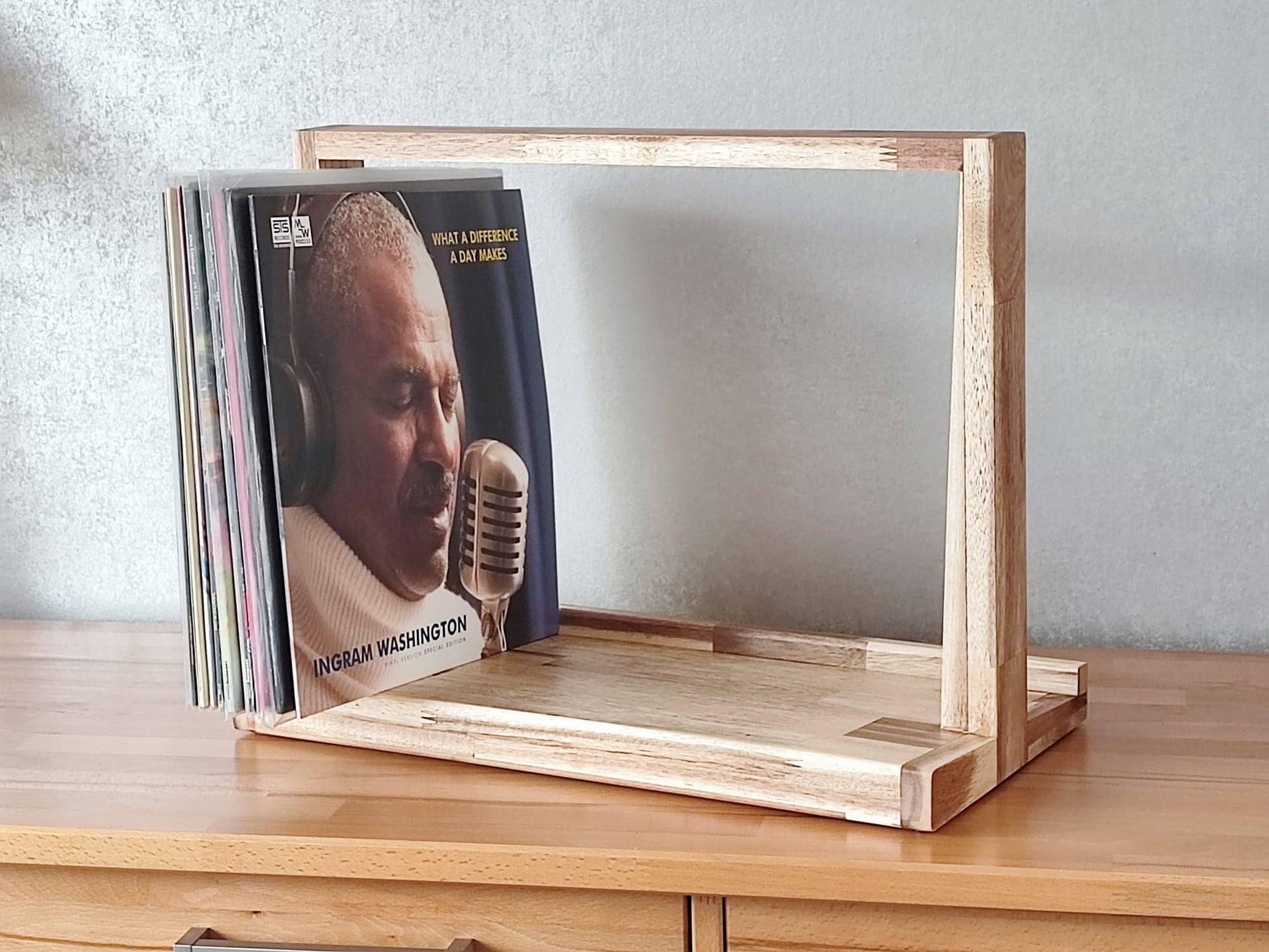 Schallplattenregal FRAME – Vinyl-Regal für bis zu 100 Records aus Holz – Phonotastisch