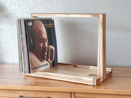  „Vinylregal aus Massivholz mit klaren Linien für Schallplatten“ 