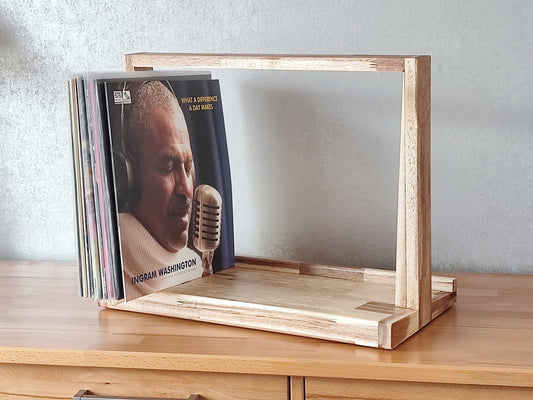  „Vinylregal aus Massivholz mit klaren Linien für Schallplatten“ 