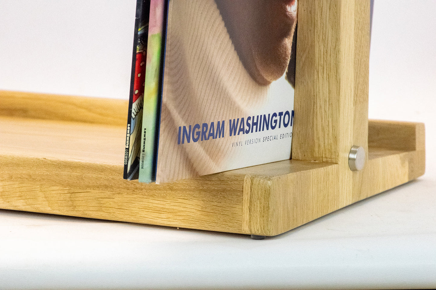  „Handgefertigtes Vinylregal aus Holz für moderne HiFi- und Wohnräume“ 
