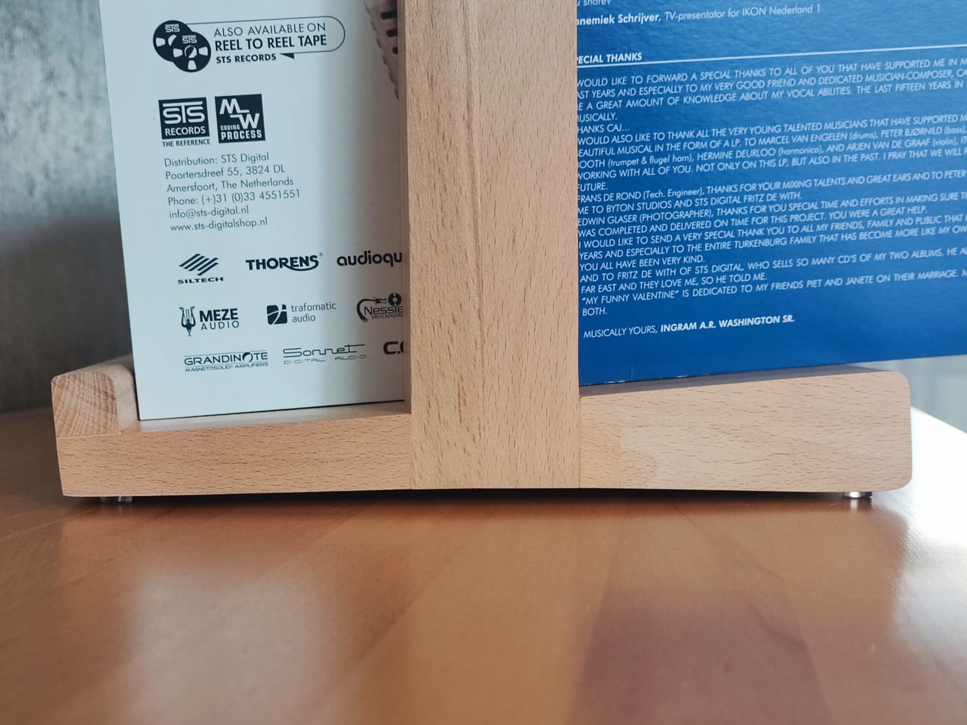 „Modernes Vinylregal aus Holz für bis zu 100 Schallplatten“ 