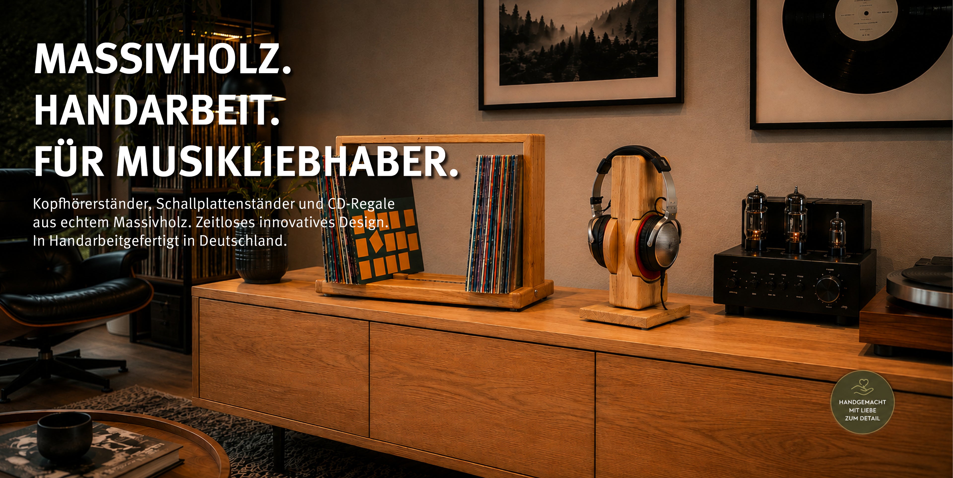 Kopfhörerständer, Scxhallplattenständer und CD-Regale aus Holz.