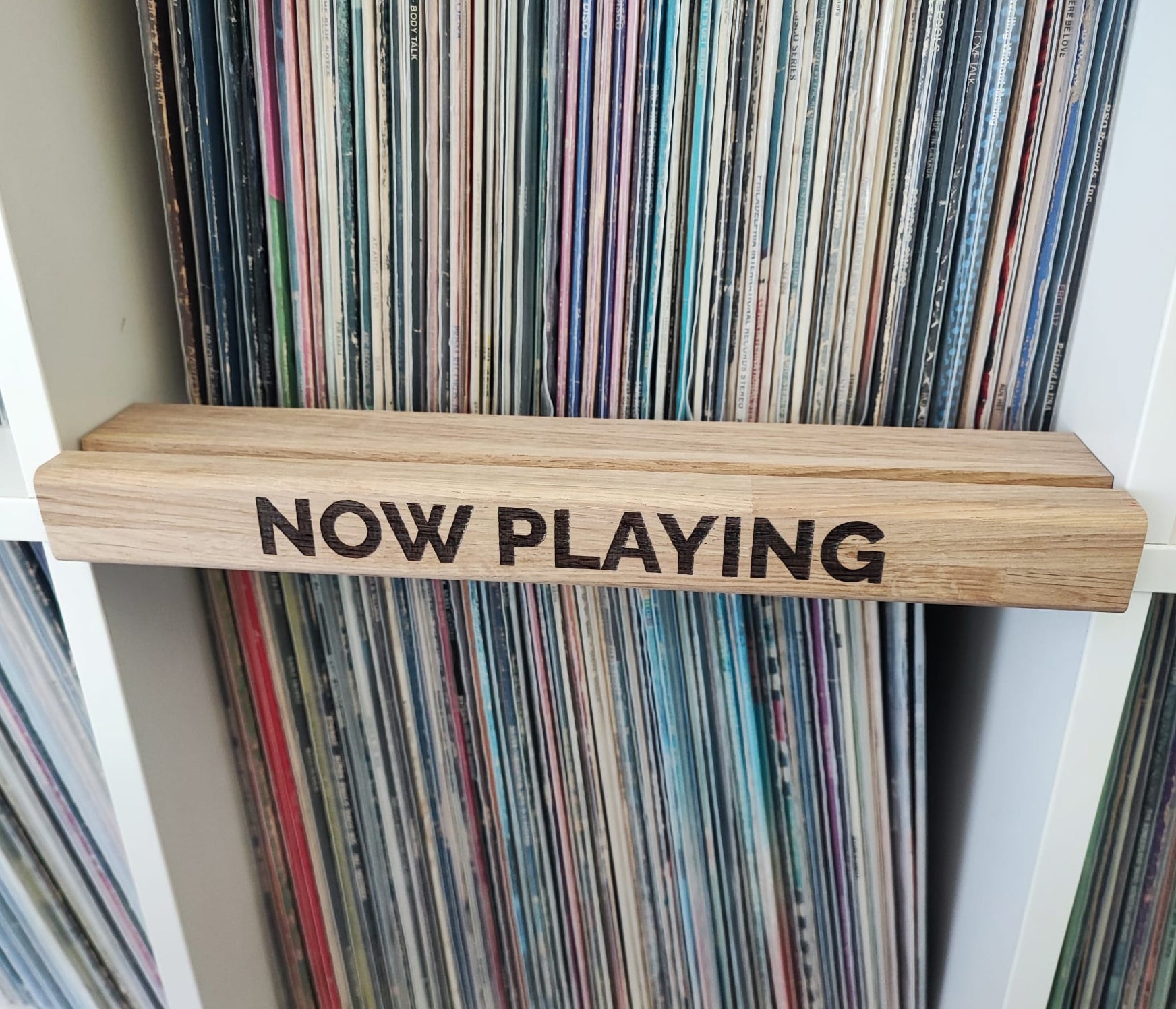 schallplatten aufbewahrung idee KALLE Schallplattenhalter für IKEA KALLAX aus Massivholz auch graviert – Phonotastisch