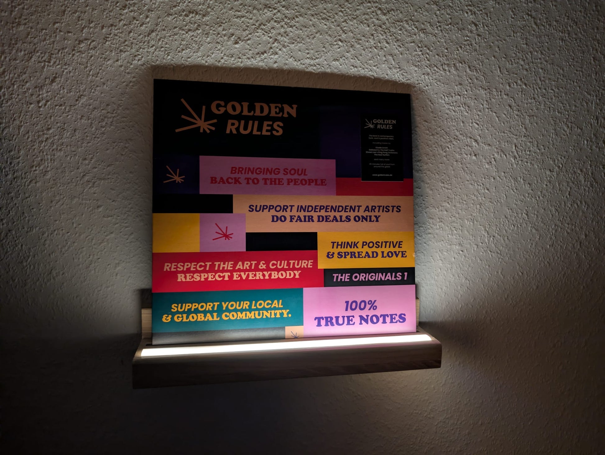 Schallplattenwandregal mit LED Beleuchtung. phonotastisch