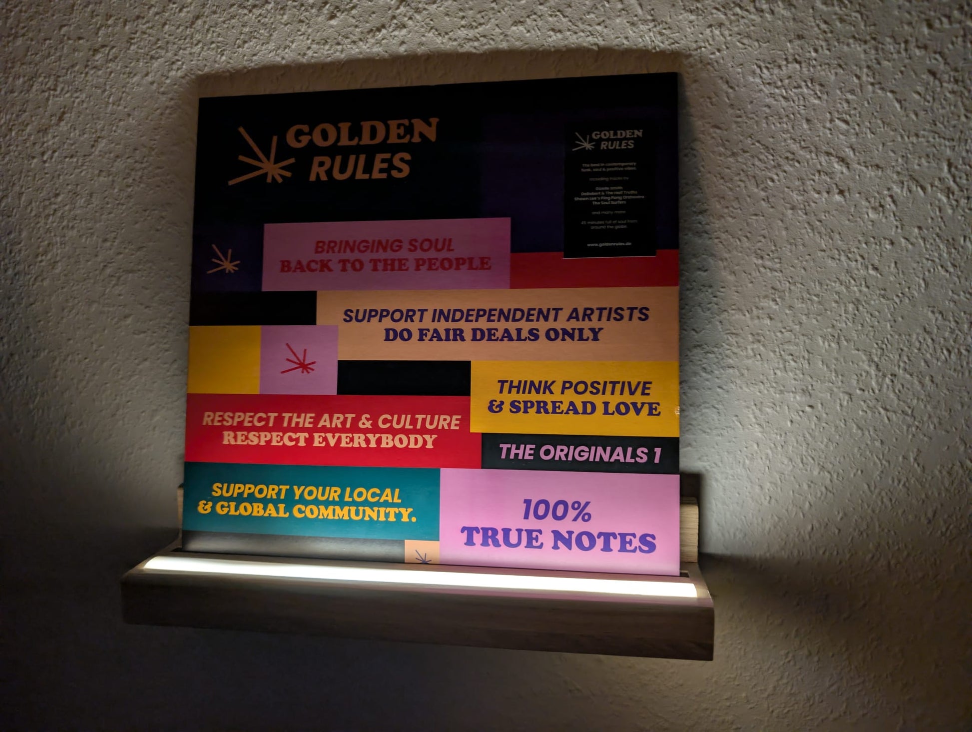 Schallplattenwandregal mit LED Beleuchtung. phonotastisch