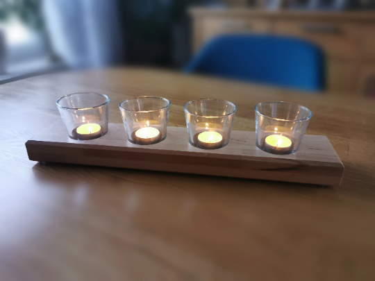 Massivholz Teelichthalter, Kerzenhalter mit 4 Glasschalen für kleine und große Teelichter. phonotastisch