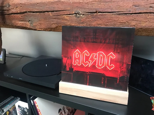  „Eleganter Schallplattenständer aus Holz für HiFi- und Musikbereiche“ 